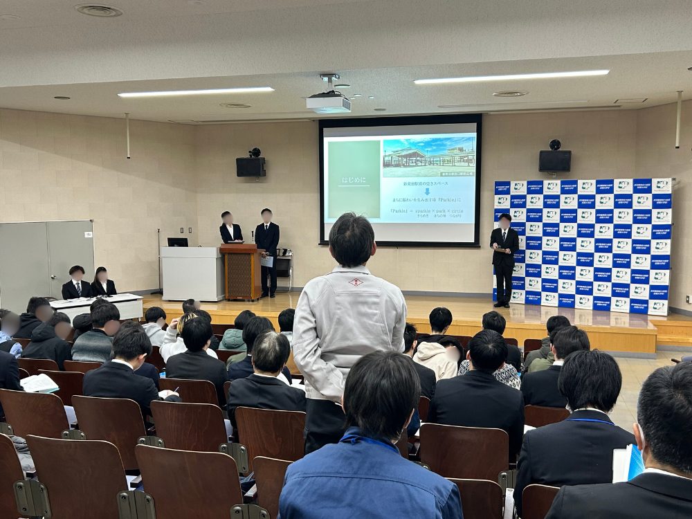 発表を行う学生の様子