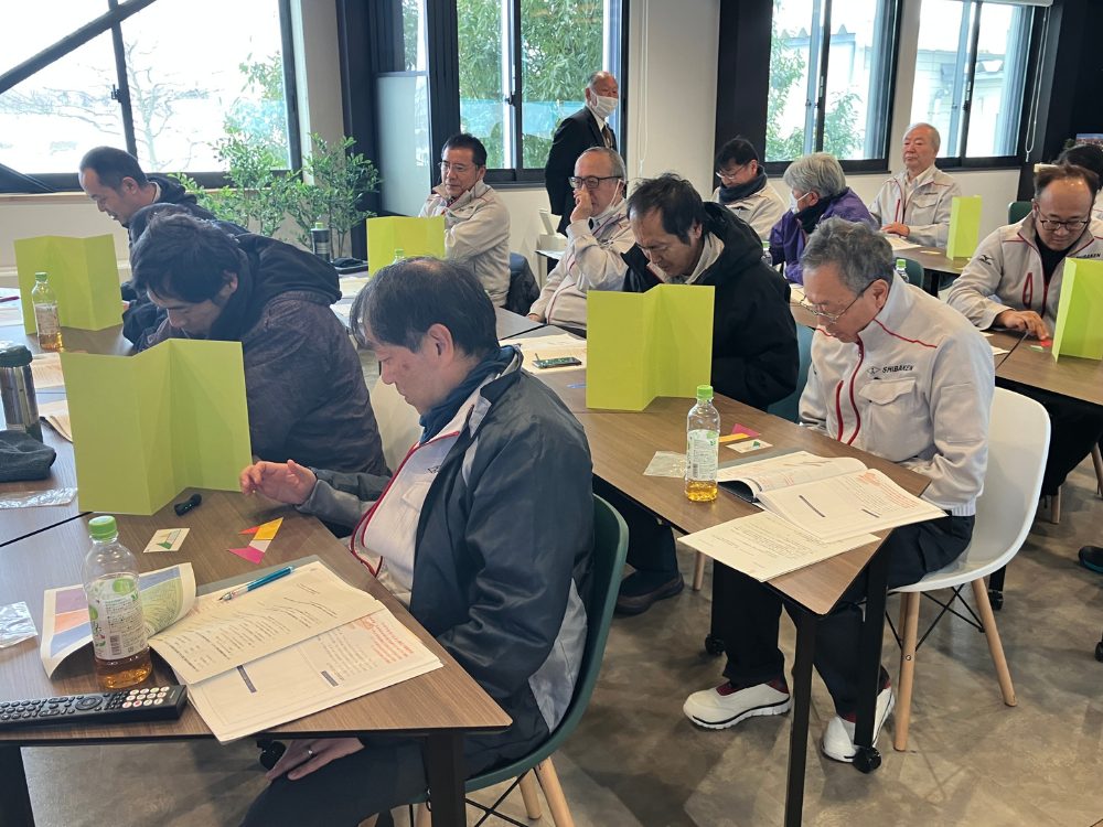 管理者研修意思疎通ゲームの様子