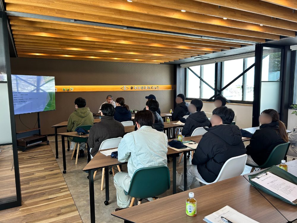 工管理の校外学習で座学を行う様子