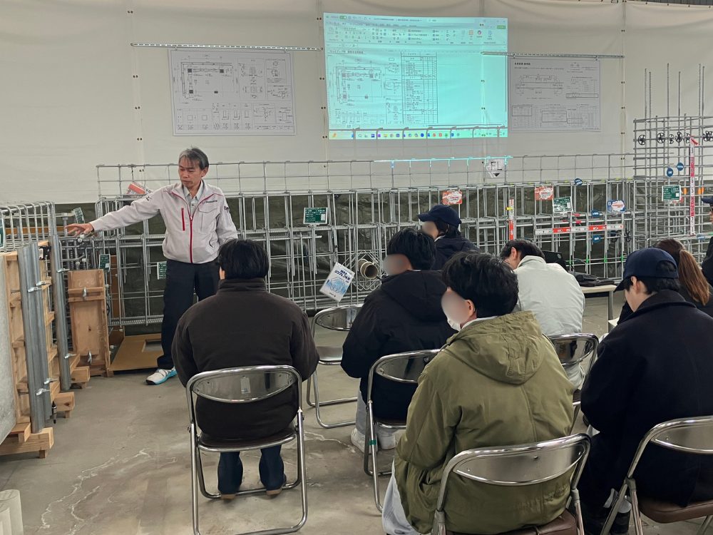 モックアップを使った施工管理の実習の様子