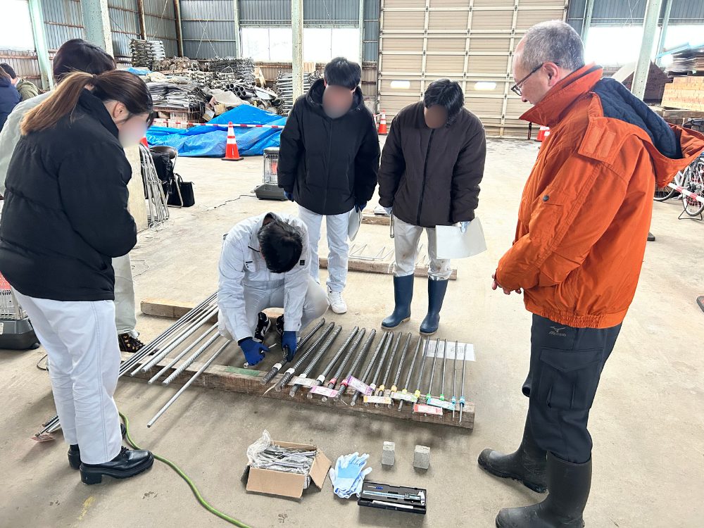 工事写真の撮影を体験する様子